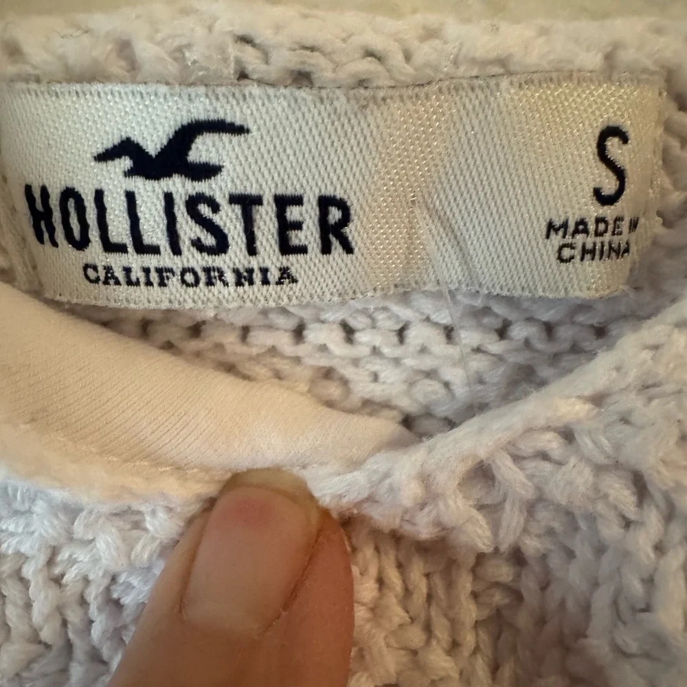 Hollister White Crochet Crop Top with Sunflower Accents - Picture 4 of 4